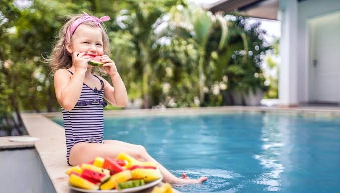 Descubra se tomar banho depois de comer faz mal