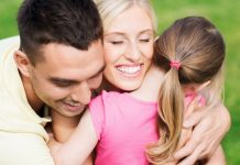 Quando mais você abraça o seu filho, mais o cérebro dele se desenvolve, indica estudo