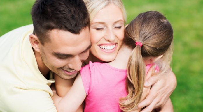 Quando mais você abraça o seu filho, mais o cérebro dele se desenvolve, indica estudo