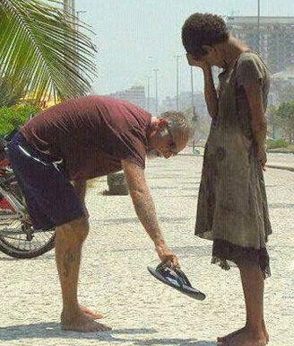 Quanto melhor o coração de uma pessoa, menos ela desconfia da maldade alheia.