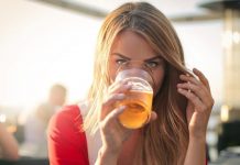 Beber cerveja pode trazer mais benefícios para a saúde dos ossos do que o leite, indica estudo
