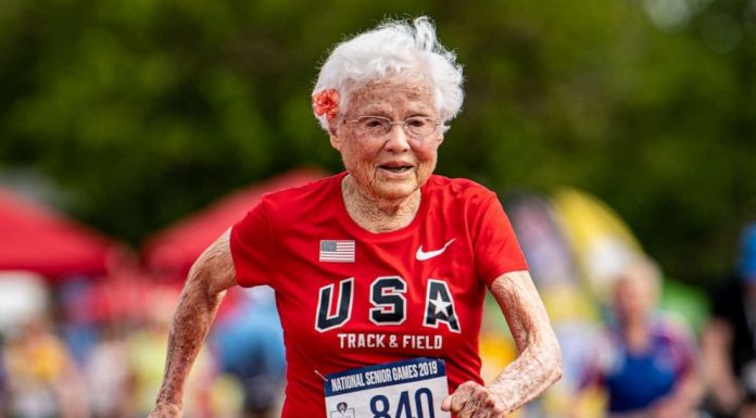 Idosa de 103 anos, corredora tem recorde e recebe medalha de ouro