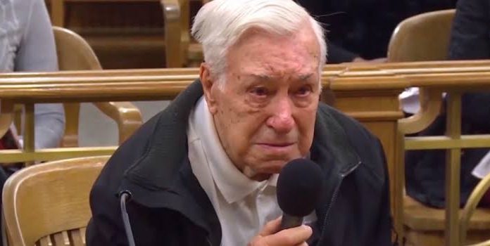 Juiz decide perdoar multa de idoso de 96 anos que levava filho, diagnosticado com câncer, ao médico