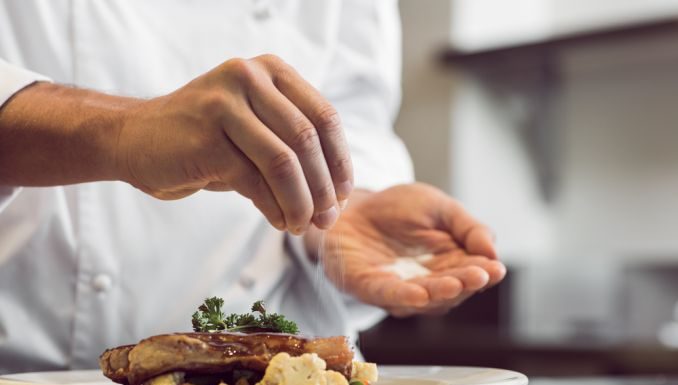 Demência pode estar relacionada ao consumo excessivo de sal, revela estudo