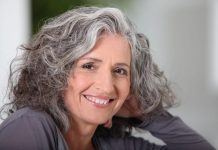 Acabe com os fios brancos usando suco de cebola