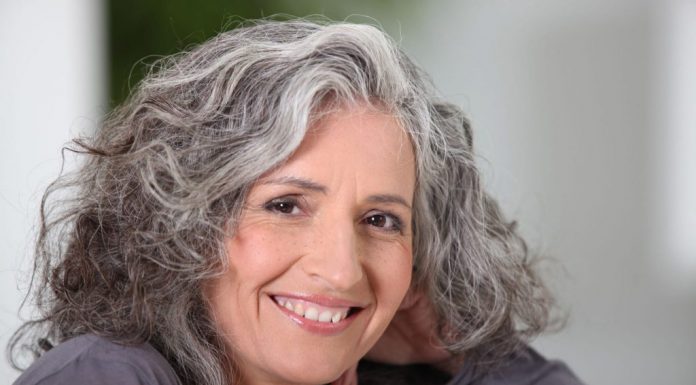 Acabe com os fios brancos usando suco de cebola