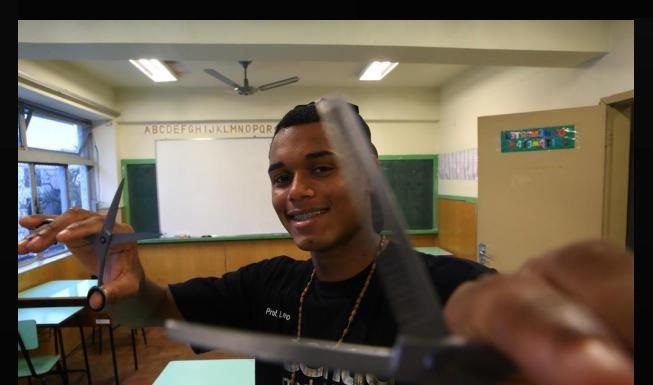 Ex-morador de abrigo vira professor de escola onde aprendeu a ser barbeiro