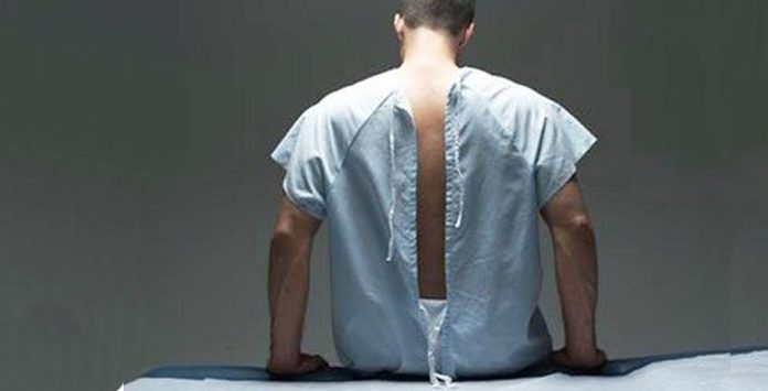 Por que aquelas camisolas de hospital são abertas atrás?