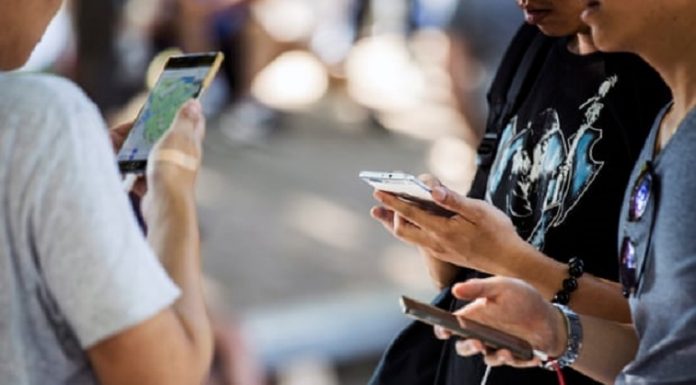 Estudantes franceses serão proibidos de usar telefones celulares nas escolas