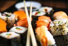 Como surgiu o hábito oriental de comer com pauzinhos?