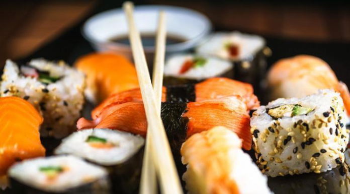 Como surgiu o hábito oriental de comer com pauzinhos?