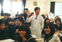 Professores no Japão: É uma profissão valorizada? É fato que os educadores não precisam se curvar diante do Imperador?