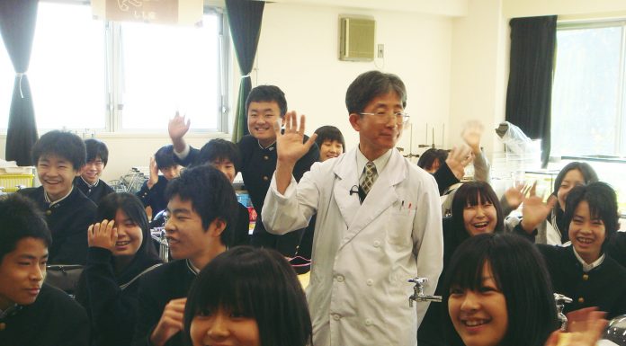 Professores no Japão: É uma profissão valorizada? É fato que os educadores não precisam se curvar diante do Imperador?