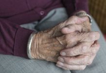 Filho coloca mãe no Asilo e mãe ensina que: – “quem planta colhe!”