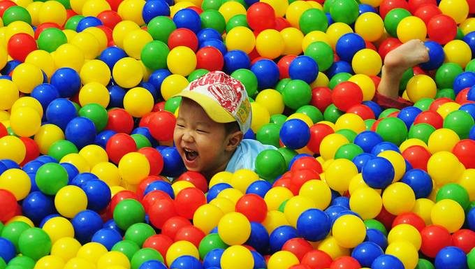 Pesquisadores descobrem enorme quantidade de micróbios e bactérias nas piscinas de bolinhas.