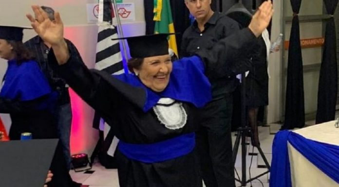 Com 81 anos de idade, ex-merendeira aposentada realiza o grande sonho da sua vida: formar-se em Pedagogia.