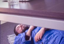 A soneca no trabalho pode ser exaustiva? O que dizem os especialistas?