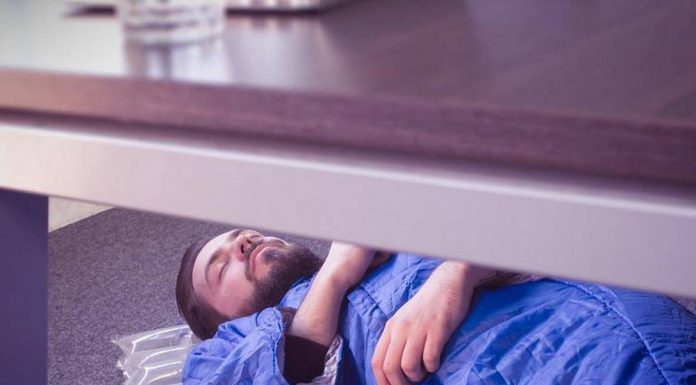 A soneca no trabalho pode ser exaustiva? O que dizem os especialistas?