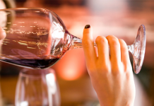 Pessoas que bebem vinho possuem QI mais elevado, segundo estudo.