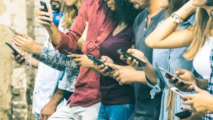 Síndrome do pescoço de SMS: um vindouro de corcundas pelo uso do celular