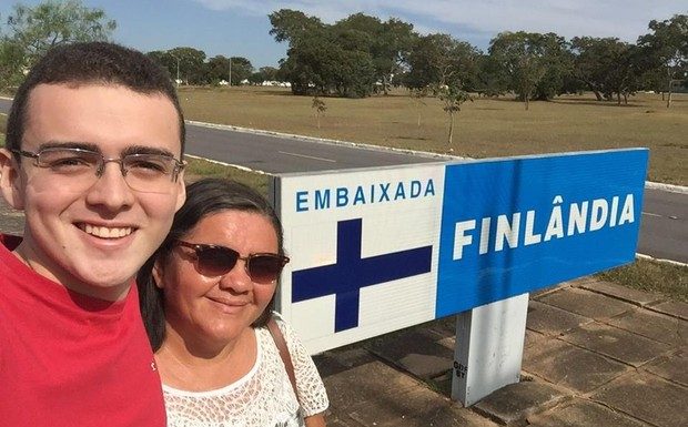 Mãe recolhe 300 kg de latinhas para realizar sonho do filho de estudar na Europa.