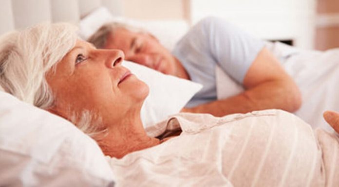 Estudos mostram que os pais ainda perdem o sono se preocupando com filhos adultos.