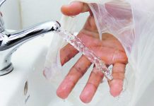 Criados novas sacolas que se desintegram em contato com a água.