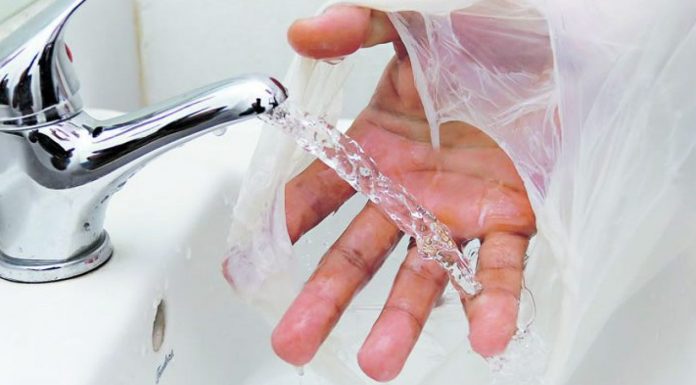 Criados novas sacolas que se desintegram em contato com a água.