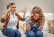 Brigar com sua mãe indica que você é igual a ela.