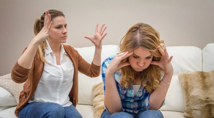 Brigar com sua mãe indica que você é igual a ela.