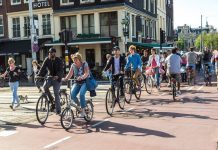A Holanda paga a seus habitantes que pedalam para trabalhar.