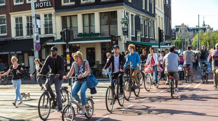 A Holanda paga a seus habitantes que pedalam para trabalhar.