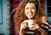 Mulheres: Beber 3 xícaras de café por dia pode te ajudar a viver mais