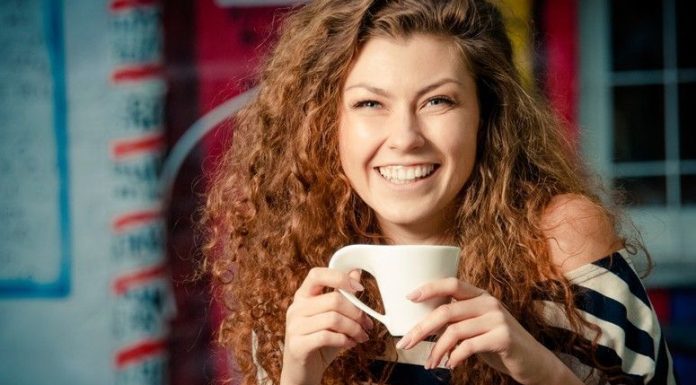 Mulheres: Beber 3 xícaras de café por dia pode te ajudar a viver mais