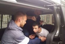 Barbeiros amáveis ajudam crianças autistas a se sentirem seguras cortando o cabelo em qualquer lugar