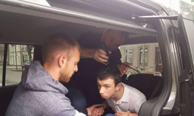 Barbeiros amáveis ajudam crianças autistas a se sentirem seguras cortando o cabelo em qualquer lugar