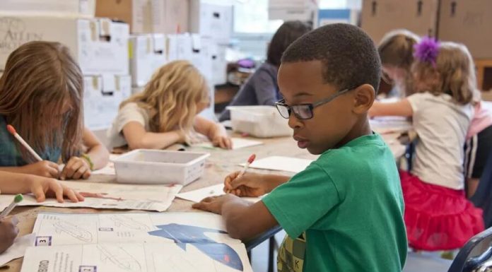 O antídoto para a pobreza não é dinheiro, é educação.