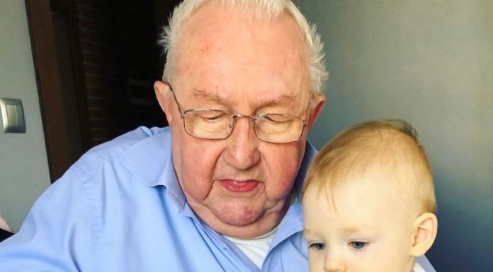 Avós que cuidam dos netos vivem mais, afirma ciência.