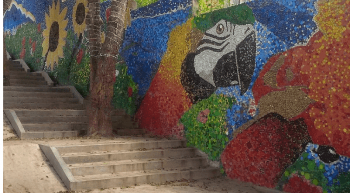 Venezuela inaugura seu primeiro mural ecológico criado com milhares de tampas recicladas.