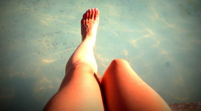 Saiba como clarear joelhos, axilas e cotovelos escurecidos.