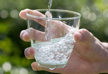 Beber água com o estômago vazio? Claro que sim!