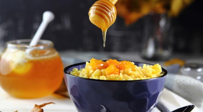 Tratamento caseiro para a beleza usando mel.