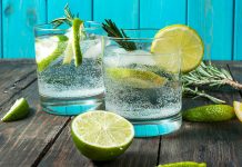 6 benefícios de beber água com limão todas as manhãs.