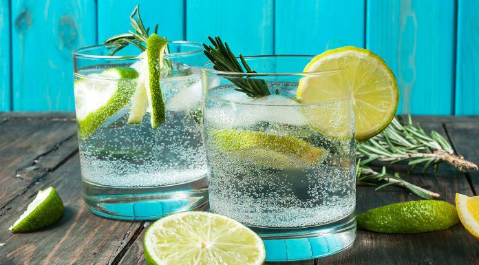 6 benefícios de beber água com limão todas as manhãs.