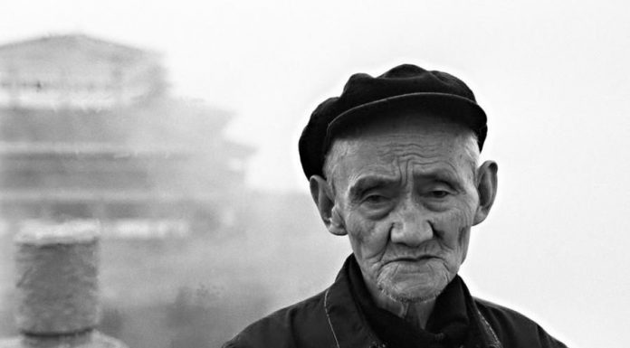 A pobreza espiritual de uma sociedade que minimiza a morte de seus idosos.