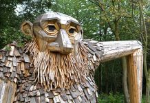 O gigante amigável construído a partir de madeira reciclada escondido nas florestas de Copenhagen.