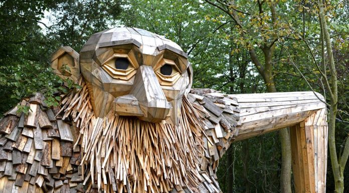 O gigante amigável construído a partir de madeira reciclada escondido nas florestas de Copenhagen.