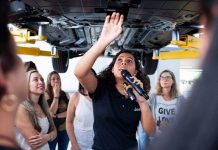 Mineira capacita mecânicas e cria selo para oficinas ‘amiga das mulheres’