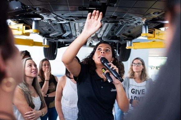 Mineira capacita mecânicas e cria selo para oficinas ‘amiga das mulheres’