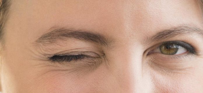 Por que as pálpebras de um olho tremem involuntariamente? Isso significa algo